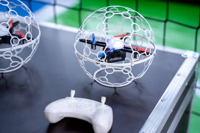 Thiết bị Drone Soccer với lồng bảo vệ và tay cầm điều khiển