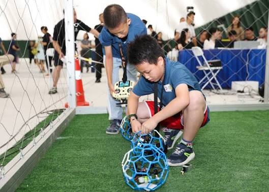 Học sinh trải nghiệm Drone Soccer
